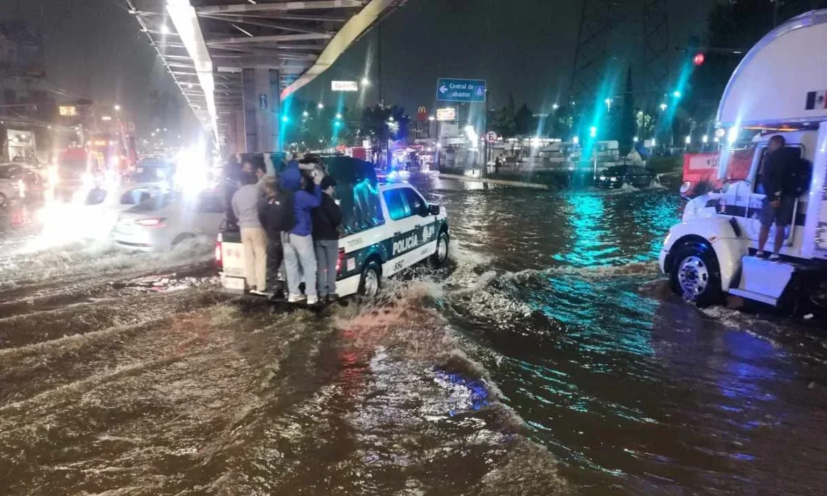 Fuertes lluvia y fallas del Metro afectan traslados en la CDMX.
