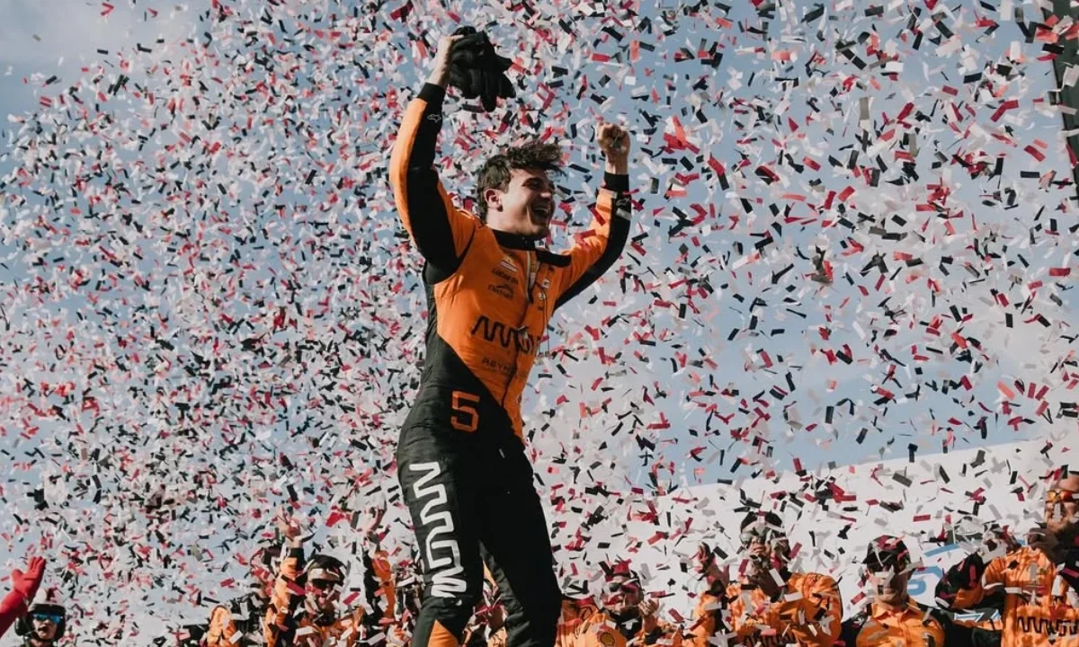 Pato O’Ward celebra su histórico subcampeonato en la IndyCar 2025, cerrando una temporada llena de esfuerzo y triunfos.