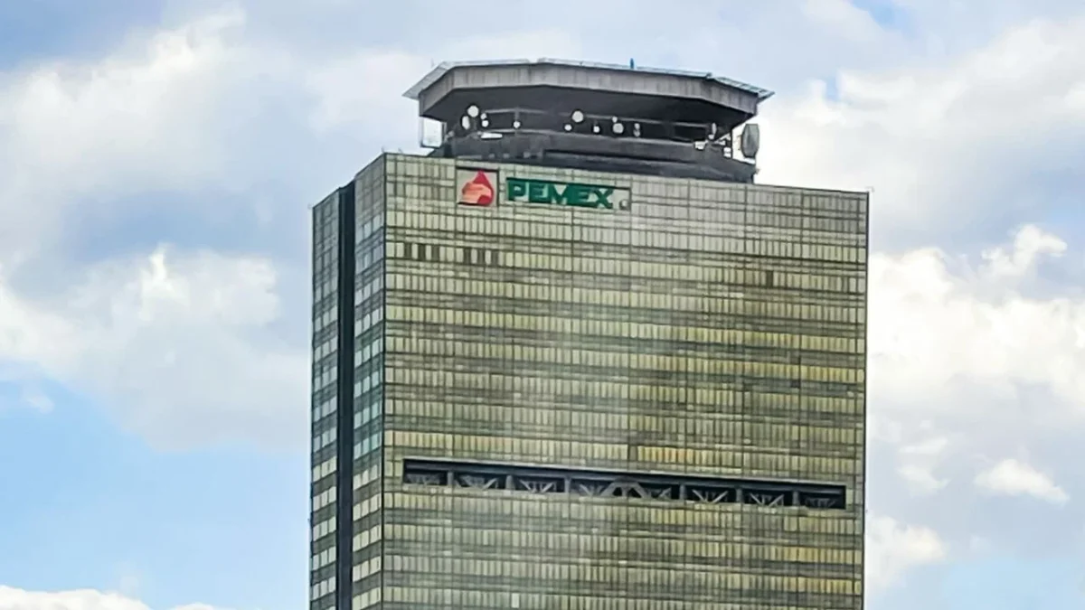 Como parte de su plan estratégico, Pemex busca ahorrar más de 10 mil millones de pesos en 2026 con recortes salariales y de oficina.