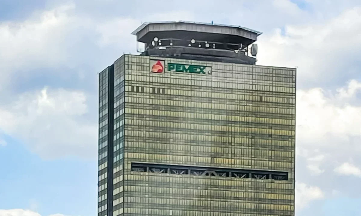 Como parte de su plan estratégico, Pemex busca ahorrar más de 10 mil millones de pesos en 2026 con recortes salariales y de oficina.