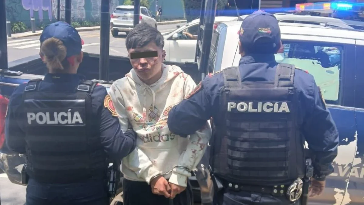 Agentes de la SSC adscritos a la alcaldía Álvaro Obregón, detuvieron a un menor de edad señalado por presuntamente asaltar a una mujer.