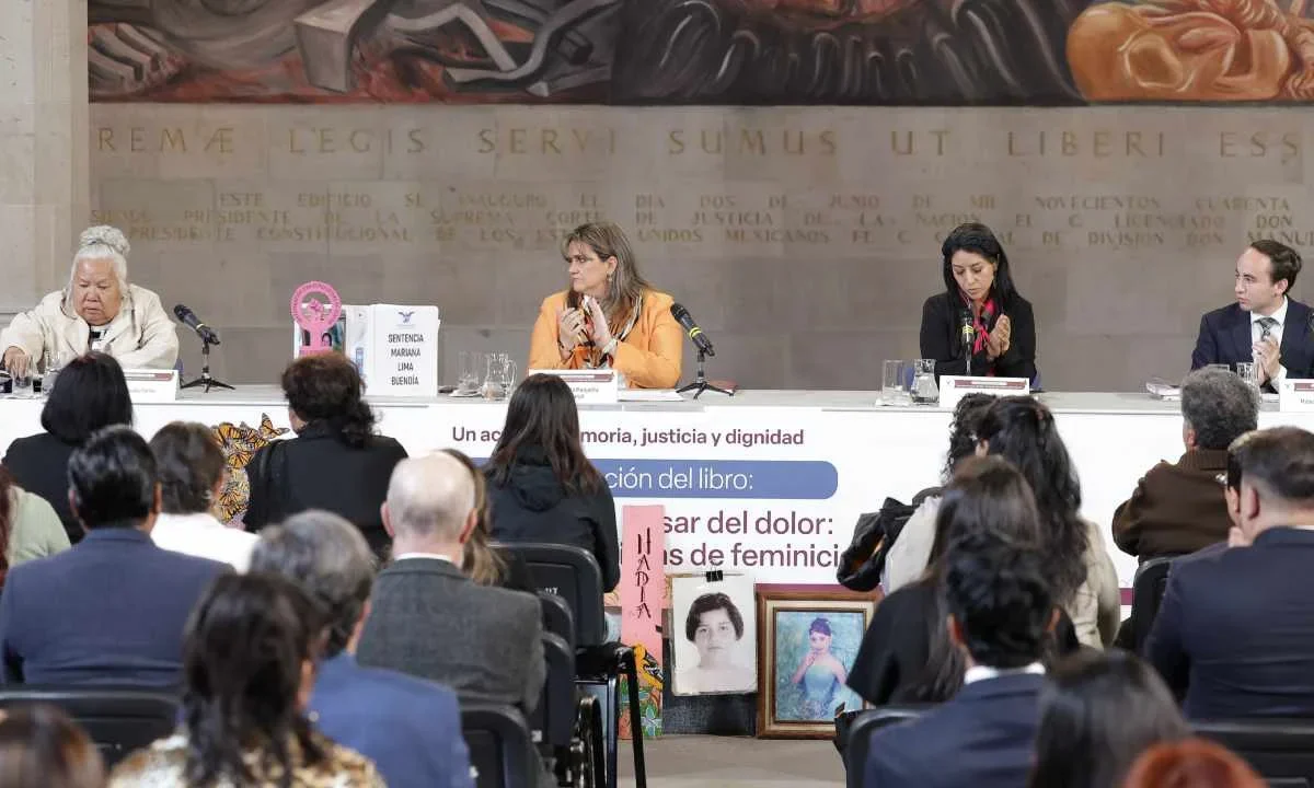 La ministra Ana Margarita Ríos Farjat presentó el libro “Floreciendo a pesar del dolor: un homenaje a las víctimas de feminicidio”.