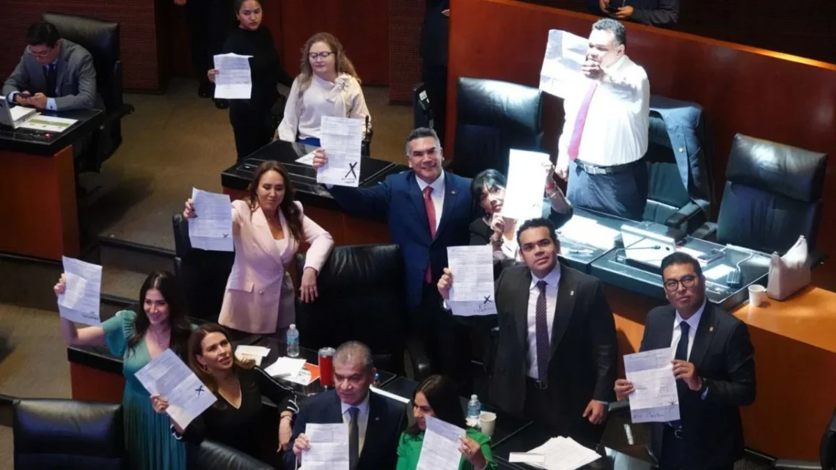 La bancada del PRI podría perder vicepresidencia en el Senado de la República ante la renuncia del senador Néstor Camarillo.