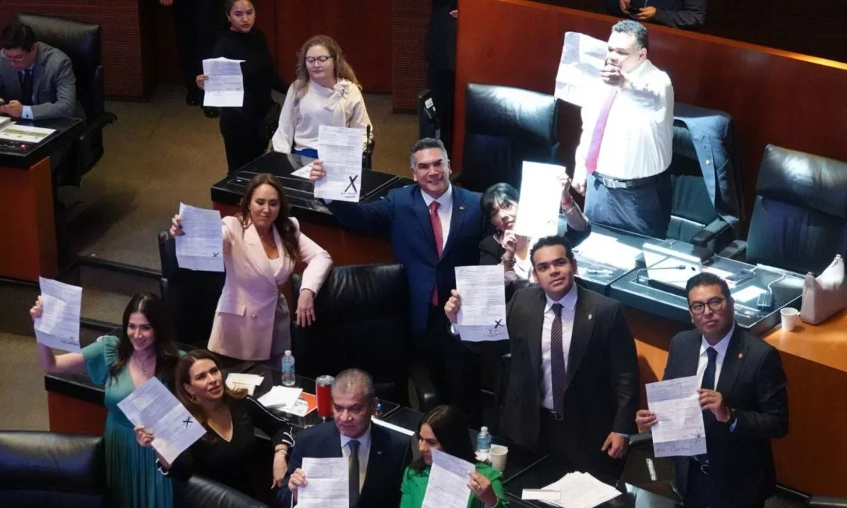 La bancada del PRI podría perder vicepresidencia en el Senado de la República ante la renuncia del senador Néstor Camarillo.