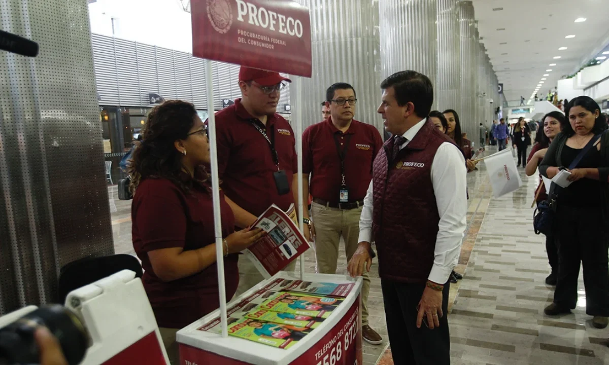 Profeco atiende a vacacionistas con asesorías y conciliaciones durante el verano, recuperando más de 2.3 millones de pesos.