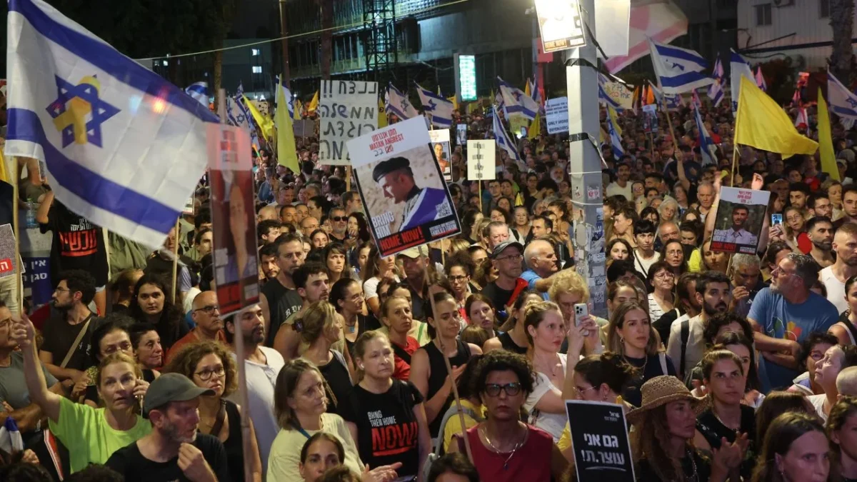 La protesta en Tel Aviv estuvo marcada por bloqueos carreteros, neumáticos incendiados y choques con las fuerzas policiacas.
