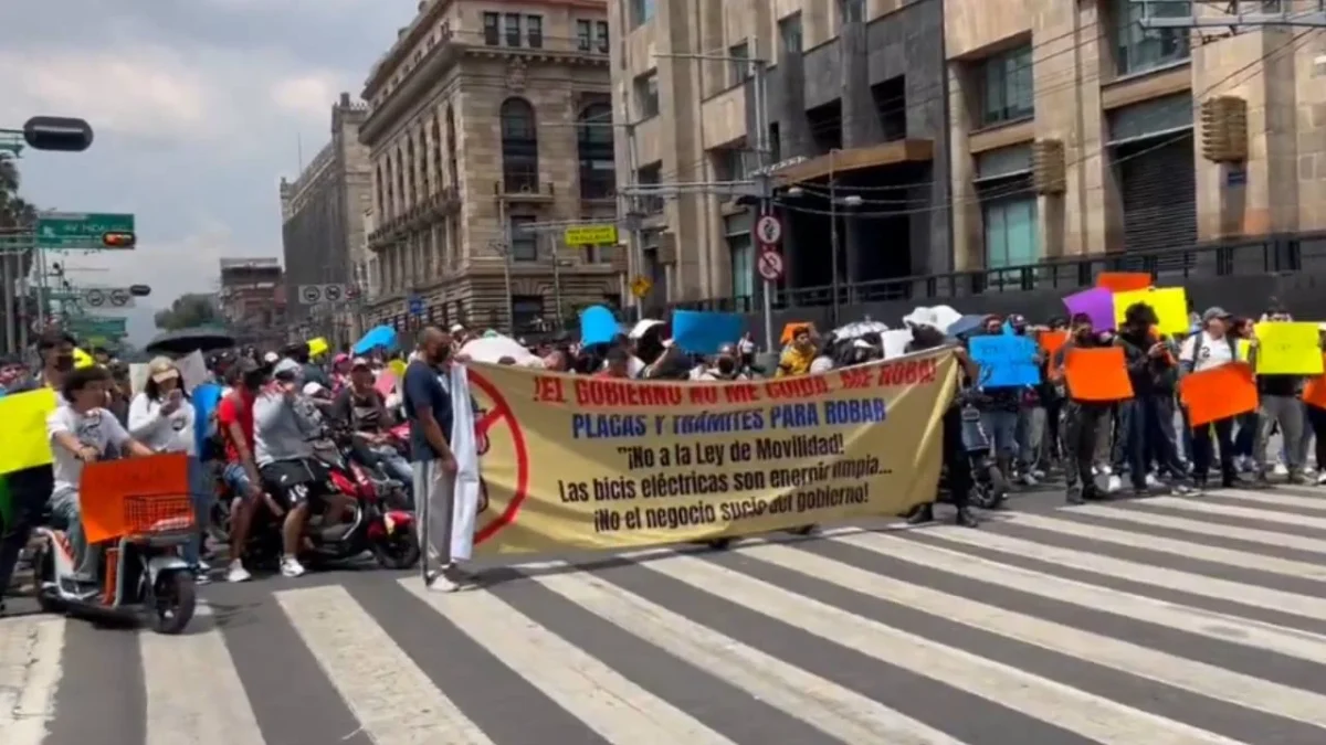 Decenas de personas protestaron contra regulación de vehículos eléctricos en el Congreso CDMX.