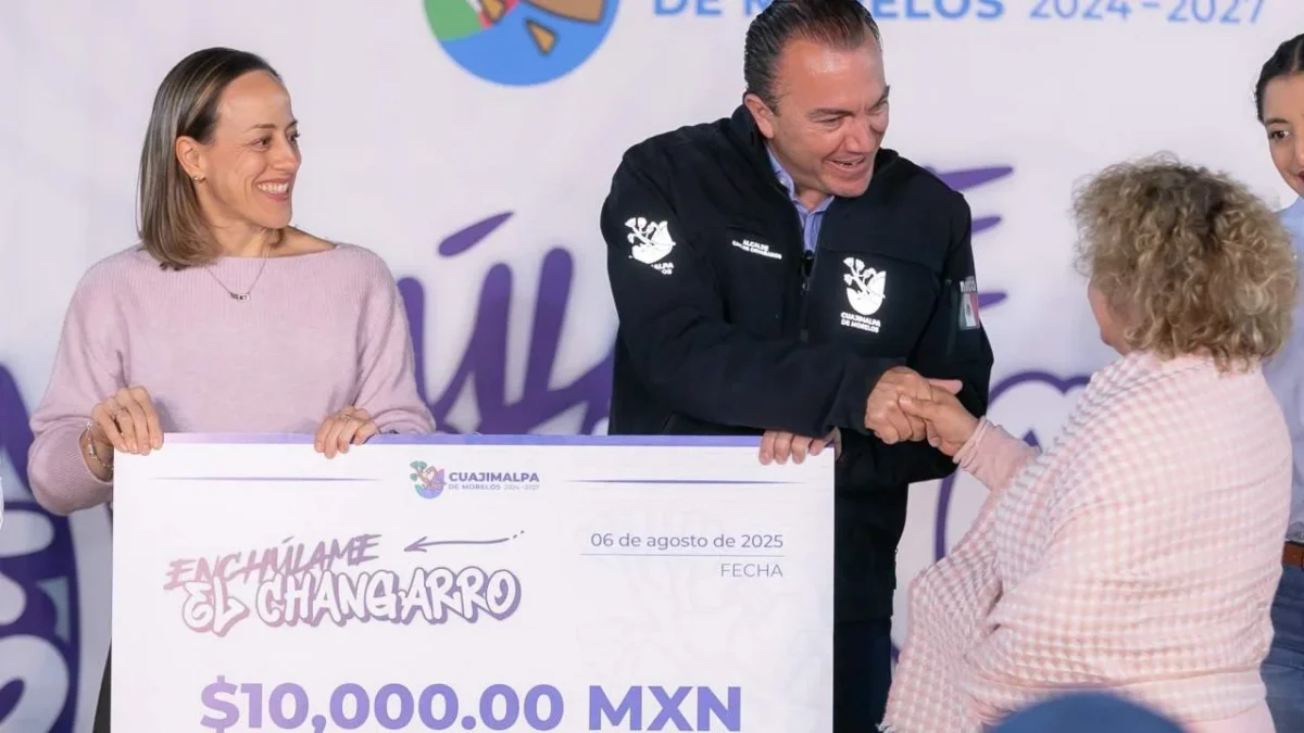 El alcalde Carlos Orvañanos entrega apoyos del programa “Echúlame el changarro” a emprendedores de Cuajimalpa.