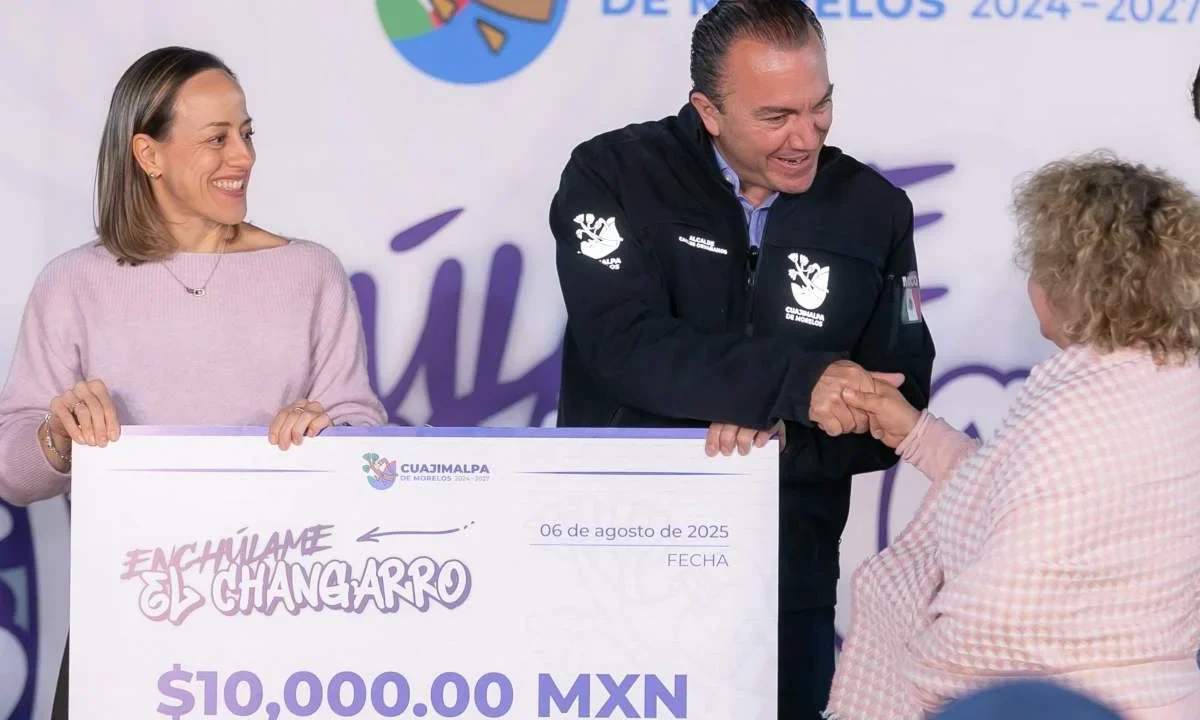 El alcalde Carlos Orvañanos entrega apoyos del programa “Echúlame el changarro” a emprendedores de Cuajimalpa.