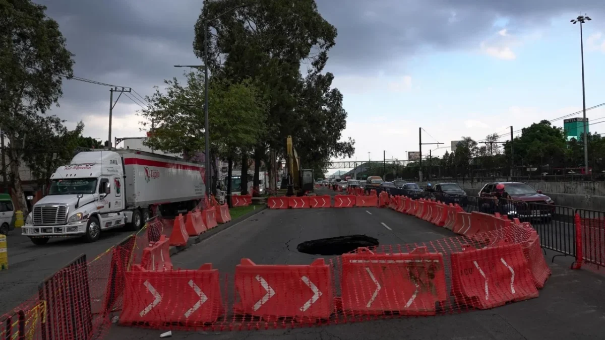 La jefa de Gobierno supervisa las obras de reparación del socavón en la Calzada Ignacio Zaragoza.