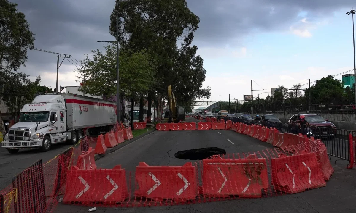 La jefa de Gobierno supervisa las obras de reparación del socavón en la Calzada Ignacio Zaragoza.