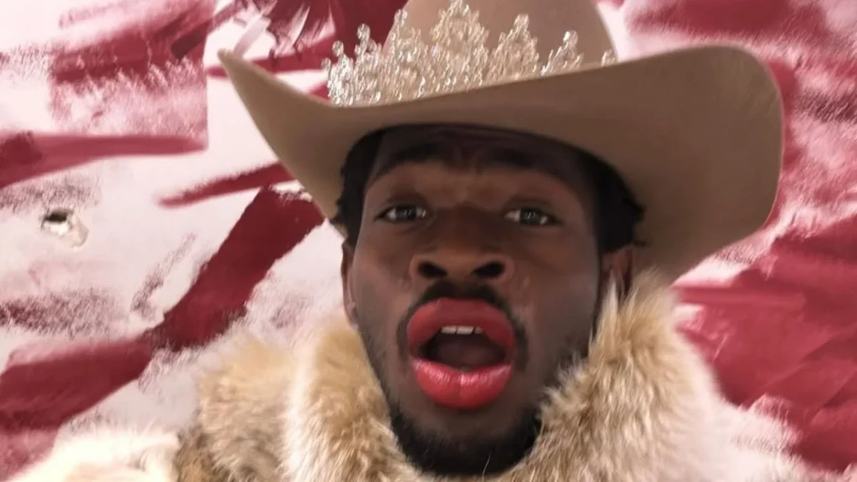 El rapero Lil Nas X parece estar en medio de un escándalo pues lo captaron por las calles de Los Ángeles caminando en ropa interior.