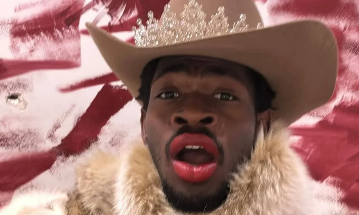 El rapero Lil Nas X parece estar en medio de un escándalo pues lo captaron por las calles de Los Ángeles caminando en ropa interior.