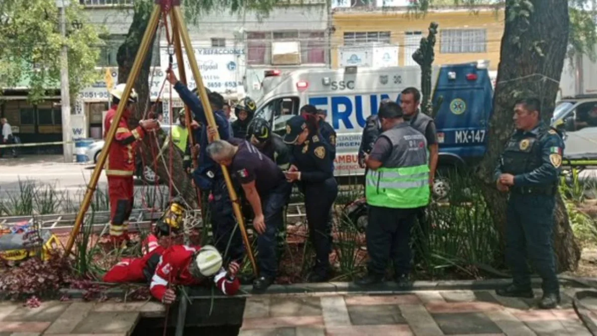 Servicios de emergencia rescatan a una mujer adulta mayor que cayó a un socavón en la alcaldía Gustavo A. Madero.