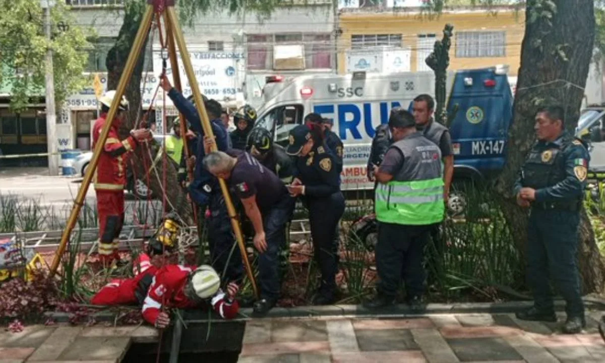 Servicios de emergencia rescatan a una mujer adulta mayor que cayó a un socavón en la alcaldía Gustavo A. Madero.