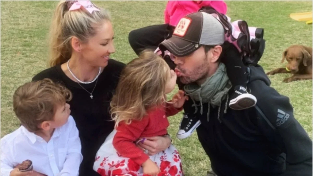 La revista Hola reveló que fuentes cercanas a la pareja confirmaron que Anna Kournikova y Enrique Iglesias están ilusionados por el embarazo.