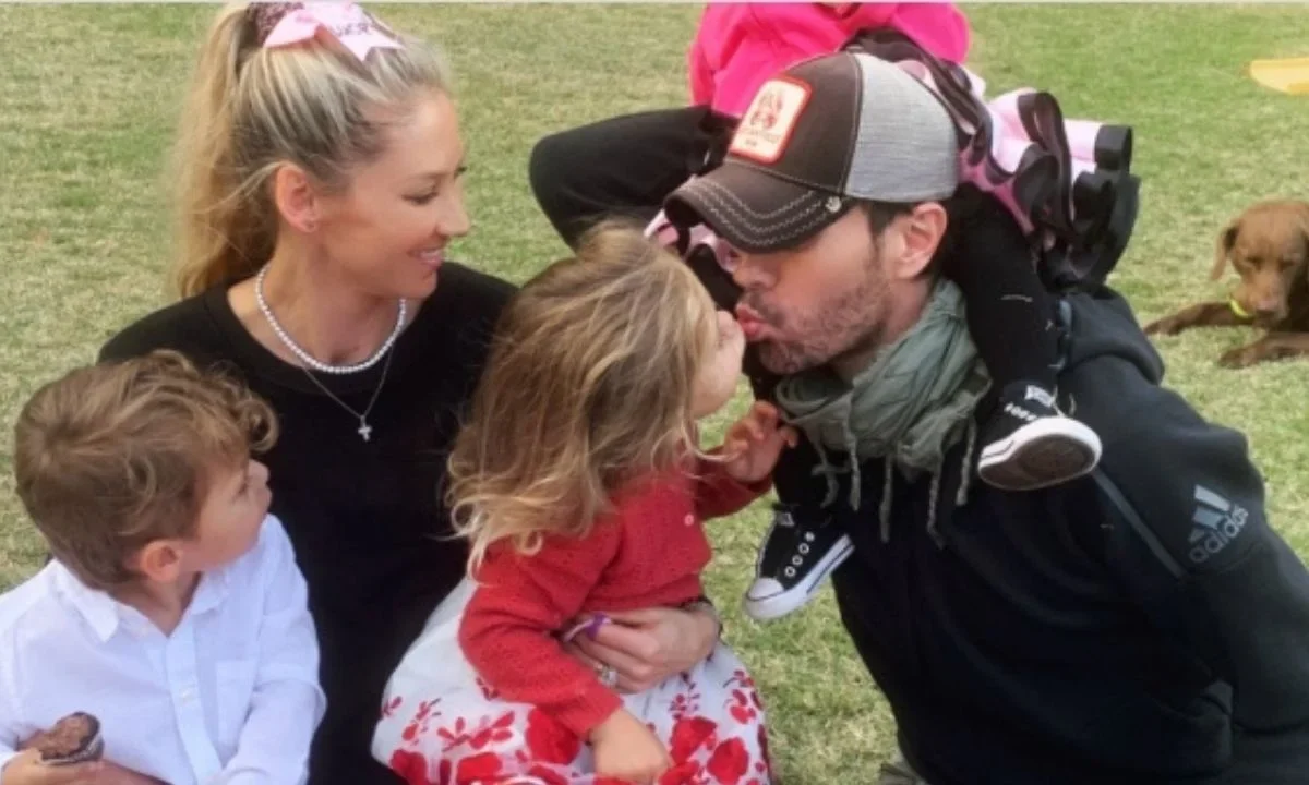 La revista Hola reveló que fuentes cercanas a la pareja confirmaron que Anna Kournikova y Enrique Iglesias están ilusionados por el embarazo.