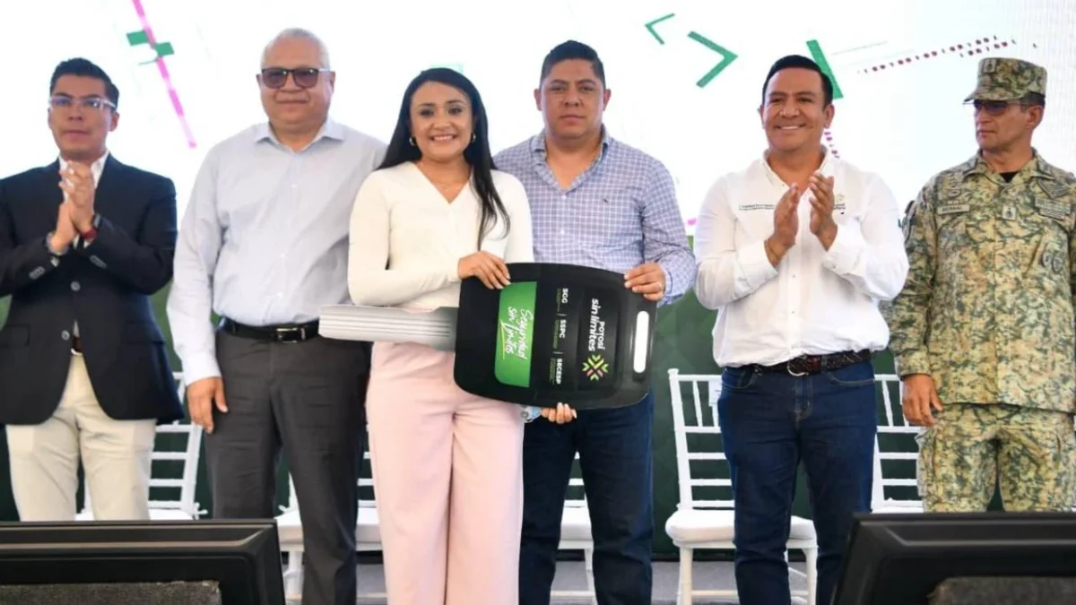 El Gobernador de SLP, Ricardo Gallardo, entrega 106 patrullas a municipios para fortalecer la paz en el estado.