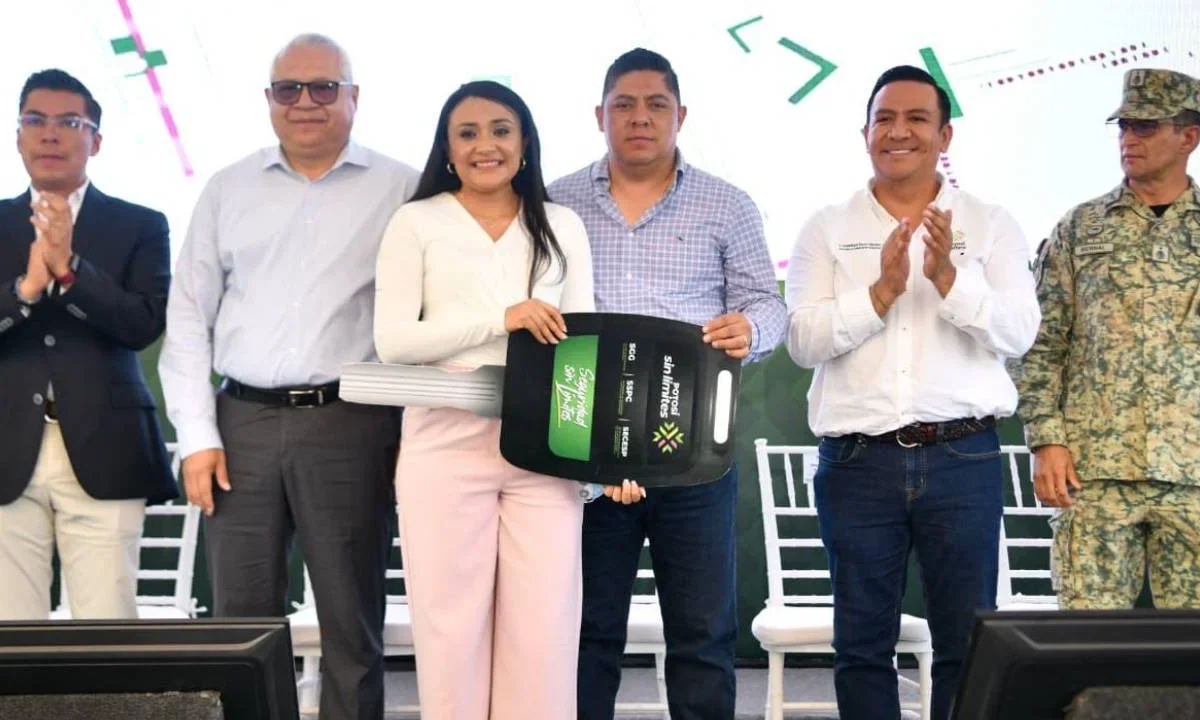 El Gobernador de SLP, Ricardo Gallardo, entrega 106 patrullas a municipios para fortalecer la paz en el estado.