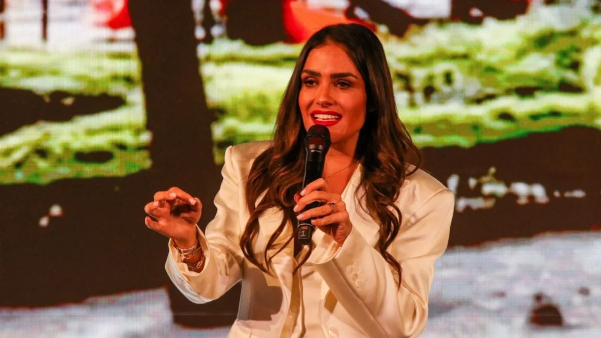 La alcaldesa Alessandra Rojo de la Vega encabezó la marcha por 'La Resistencia' en la Ciudad de México.