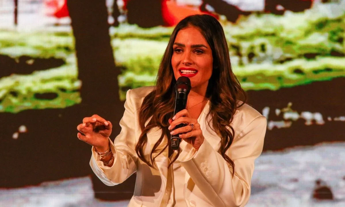 La alcaldesa Alessandra Rojo de la Vega encabezó la marcha por 'La Resistencia' en la Ciudad de México.