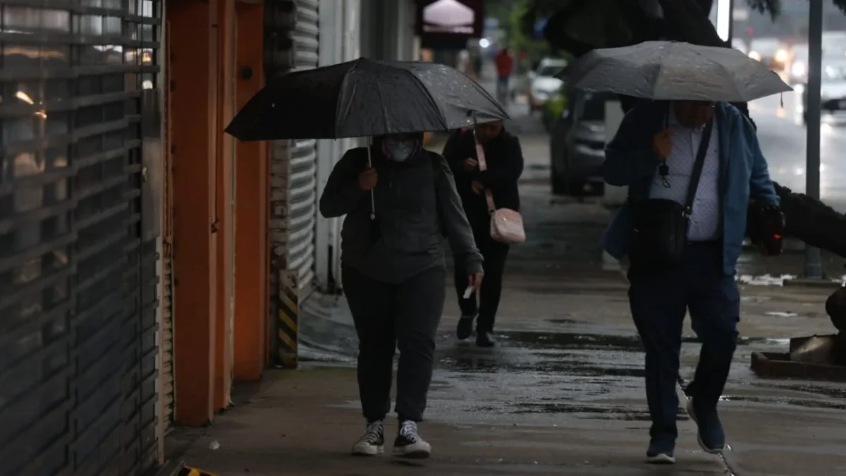 Activan doble alerta por intensificación de lluvias en CDMX.