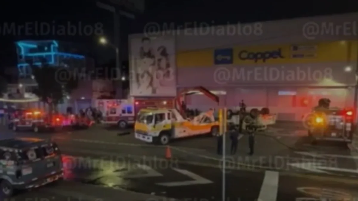 La madrugada de este sábado se registró el choque y la volcadura entre un automóvil particular y una camioneta de valores en el Eje Central.