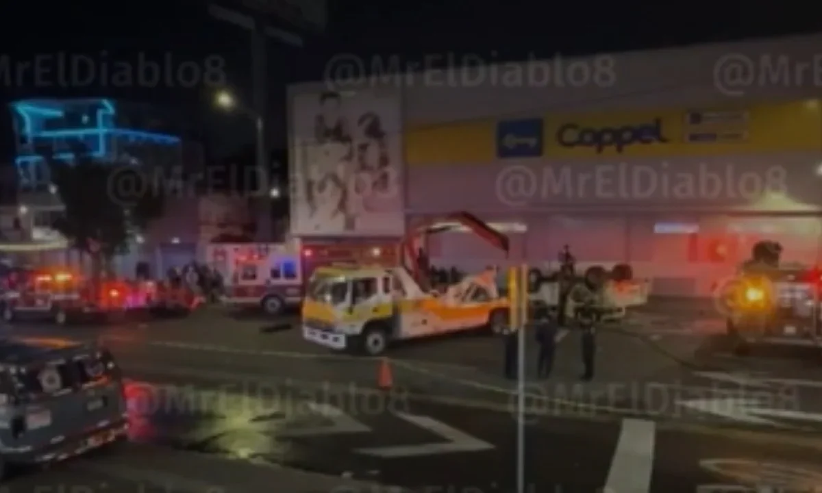 La madrugada de este sábado se registró el choque y la volcadura entre un automóvil particular y una camioneta de valores en el Eje Central.