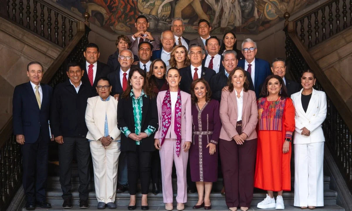 La presidenta Claudia Sheinbaum compartió una foto del encuentro en sus redes, donde destacó que “la transformación avanza con salud universal, gratuita y de calidad”