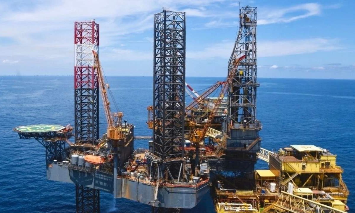 La Secretaría de Marina utiliza drones y patrullajes en altamar para proteger al personal y las plataformas petroleras de Pemex.