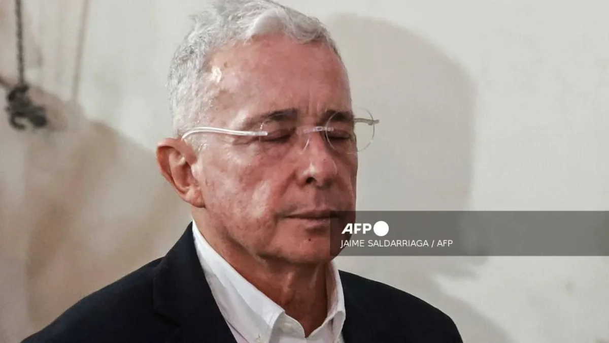 El expresidente colombiano, Álvaro Uribe, fue sentenciado a 12 años de prisión domiciliaria