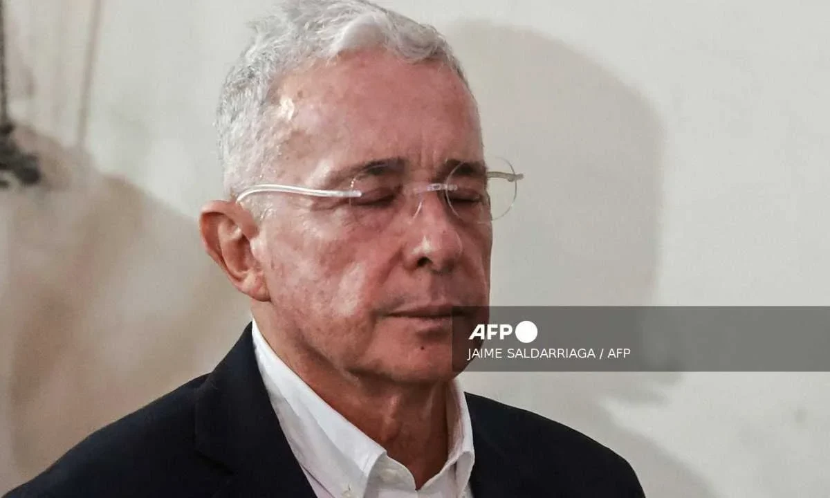 El expresidente colombiano, Álvaro Uribe, fue sentenciado a 12 años de prisión domiciliaria