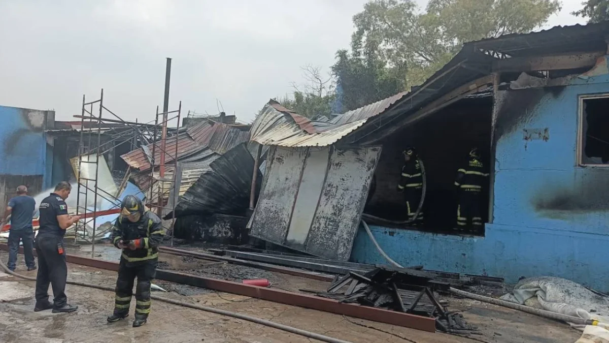Servicios de emergencia sofocan un incendio que se registró en una bodega de colchones en la alcaldía Álvaro Obregón.