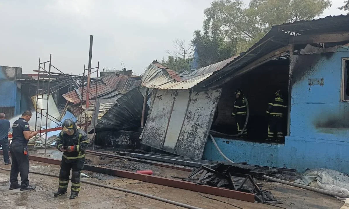 Servicios de emergencia sofocan un incendio que se registró en una bodega de colchones en la alcaldía Álvaro Obregón.