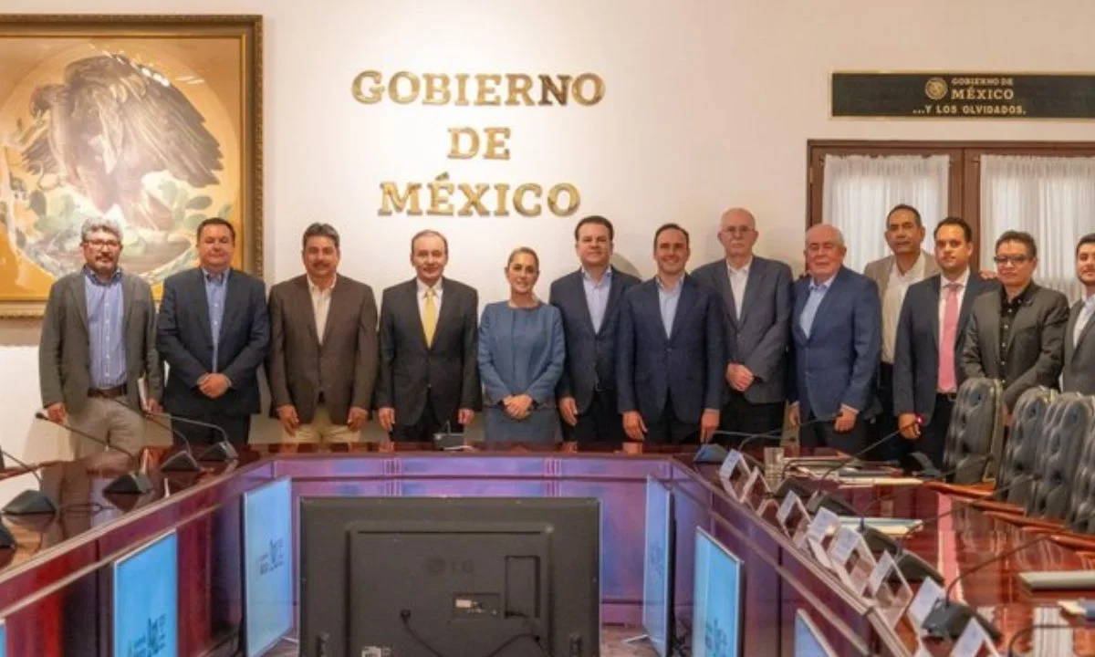 La presidenta Claudia Sheinbaum y ganaderos acordaron apoyos ante cierre de frontera con Estados Unidos.
