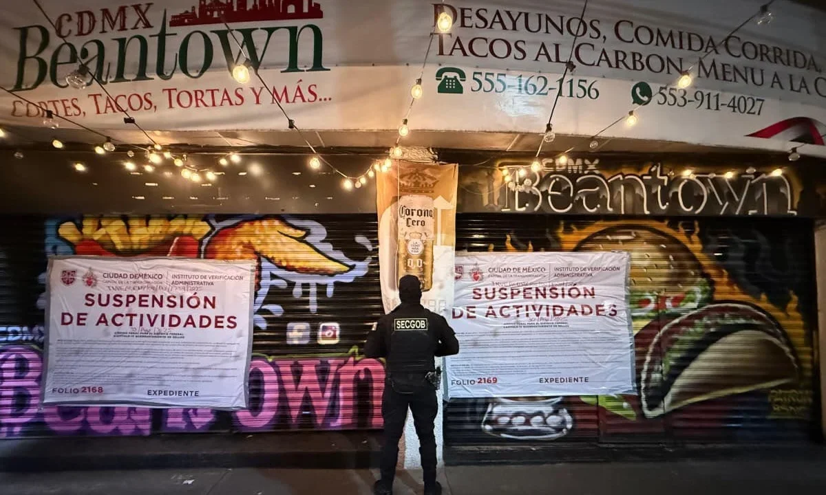 Personal de la Secretaría de Gobierno supervisó chelerías en CDMX, suspendiendo establecimientos que incumplieron la normativa vigente.
