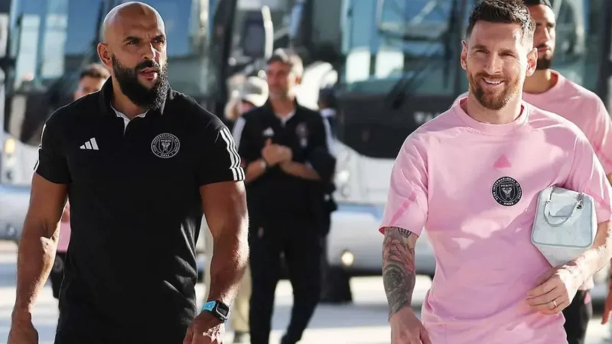 Yassine Cheuko y Lionel Messi