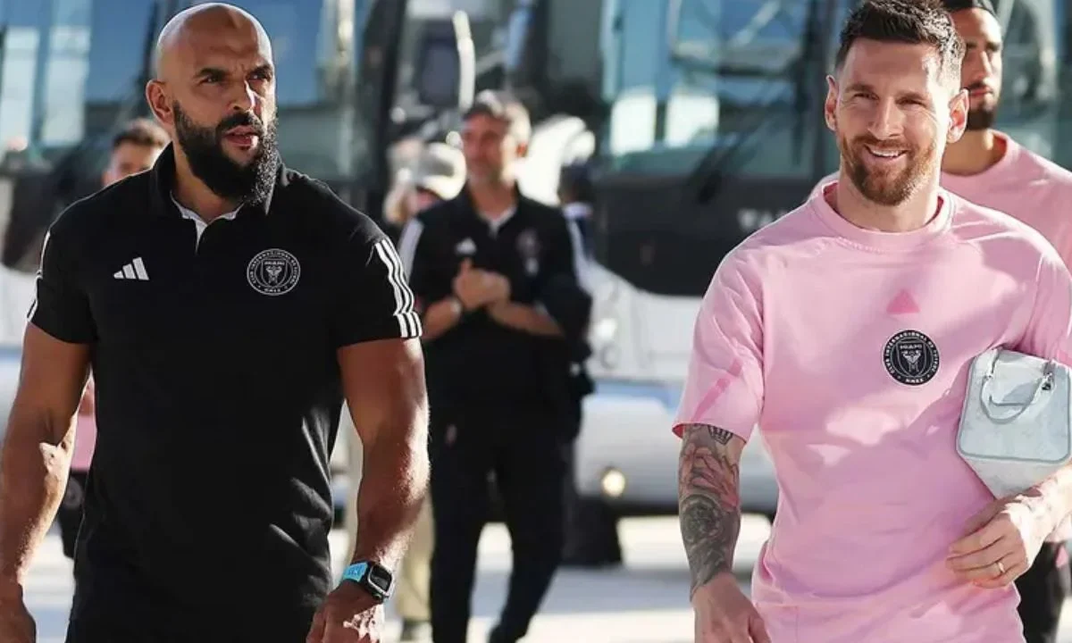 Yassine Cheuko y Lionel Messi