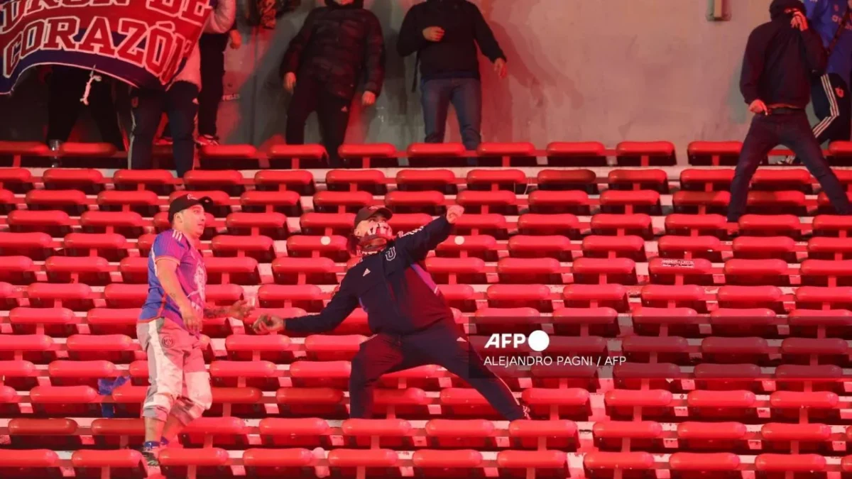 Suspenden el partido entre el Independiente y la U de Chile, de Copa Sudamericana por violencia en las gradas.