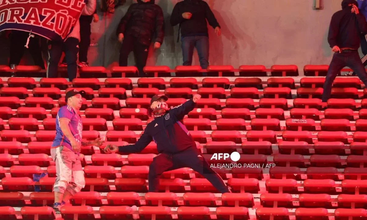 Suspenden el partido entre el Independiente y la U de Chile, de Copa Sudamericana por violencia en las gradas.