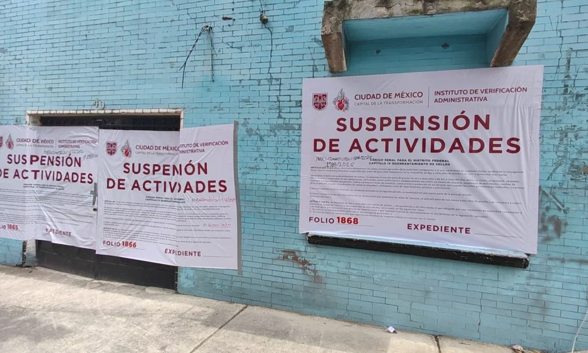 Personal del INVEA suspenden obra en construcción, luego de encargados no pudieron acreditar su legar operación en Azcapotzalco.