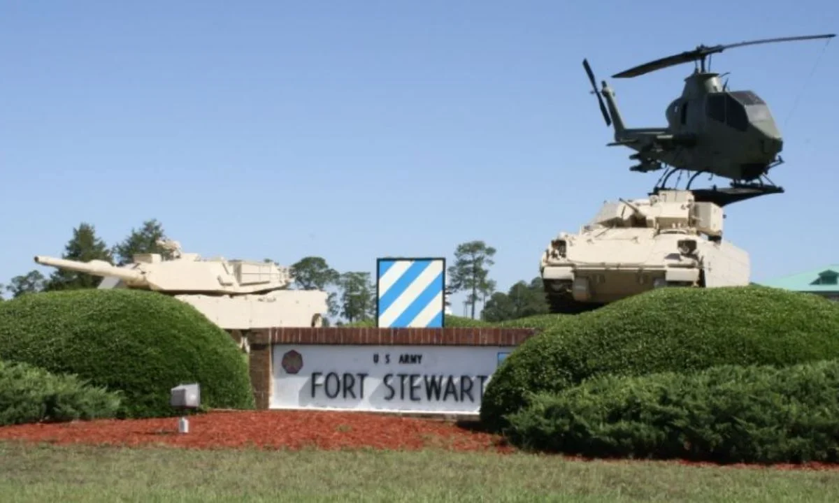 Autoridades de EU informaron que detuvieron al tirador quien abrió fuego dentro de la base Fort Stewart dejando cinco soldados heridos.