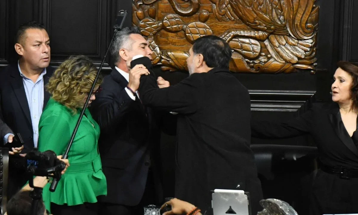 El Ministerio Público acudió a la antigua sede del Senado para tomar las declaraciones de Noroña y su colaborador tras pleito con 'Alito'.
