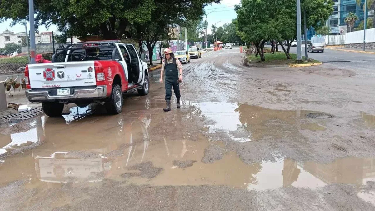 Luego de la fuerte tormenta matutina de este miércoles, el Gobierno de Guadalajara informó sobre 15 colonias afectadas en el municipio.
