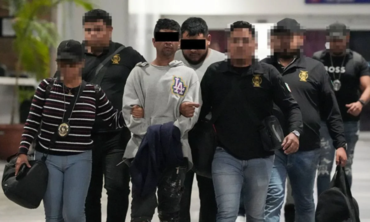 Trasladan a Cancún a presuntos homicidas de Mario Machuca, líder sindical de la CROC, informó la FGE de Quintana Roo.