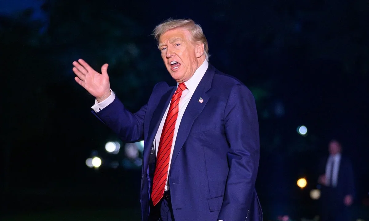 Donald Trump subió el martes al tejado de uno de los edificios de la Casa Blanca y bromeó sobre la posible instalación de "misiles nucleares".