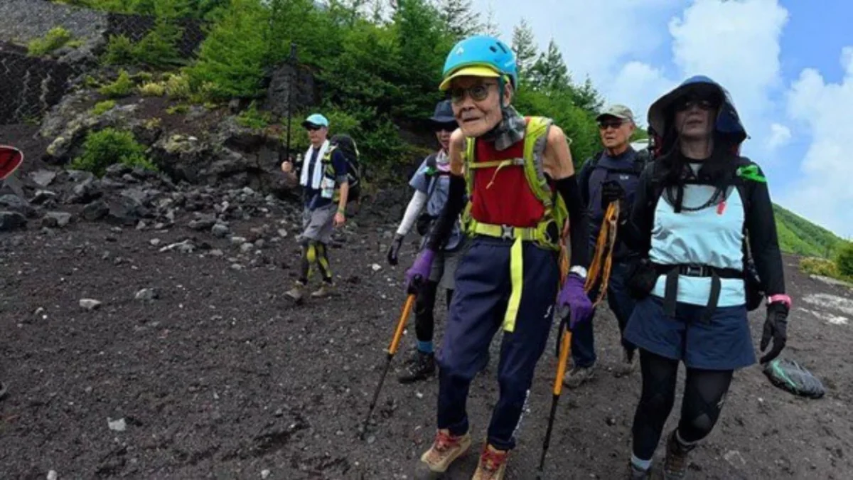 Un japonés de 102 años con una enfermedad cardíaca se convirtió en la persona de más edad en escalar el monte Fuji