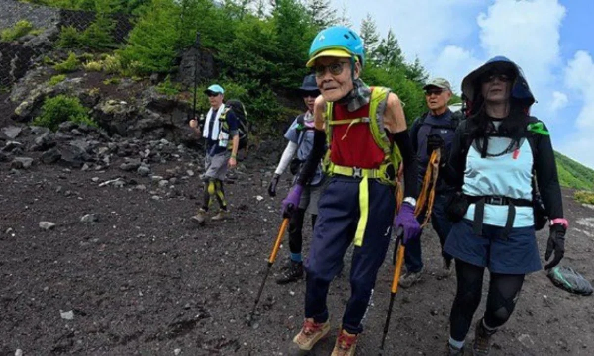 Un japonés de 102 años con una enfermedad cardíaca se convirtió en la persona de más edad en escalar el monte Fuji