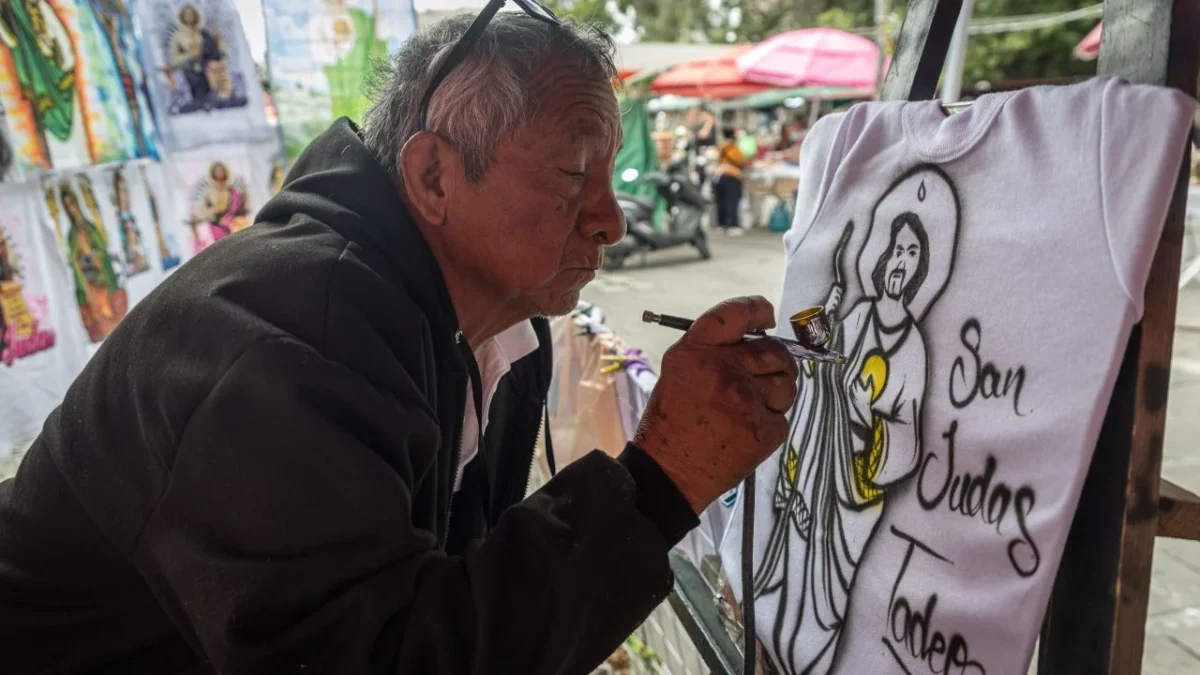 Los días 28 de cada mes, estos artistas urbanos se colocan afuera del Templo de San Hipólito para elaborar los pedidos de los feligreses.