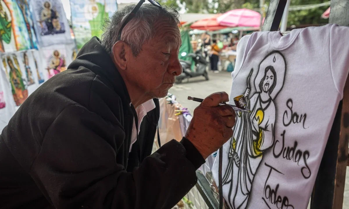 Los días 28 de cada mes, estos artistas urbanos se colocan afuera del Templo de San Hipólito para elaborar los pedidos de los feligreses.